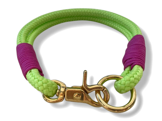 Handgefertigtes Tauhalsband in Neon grün und Passion rosa mit goldfarbenen Karabiner in der Vorderansicht 