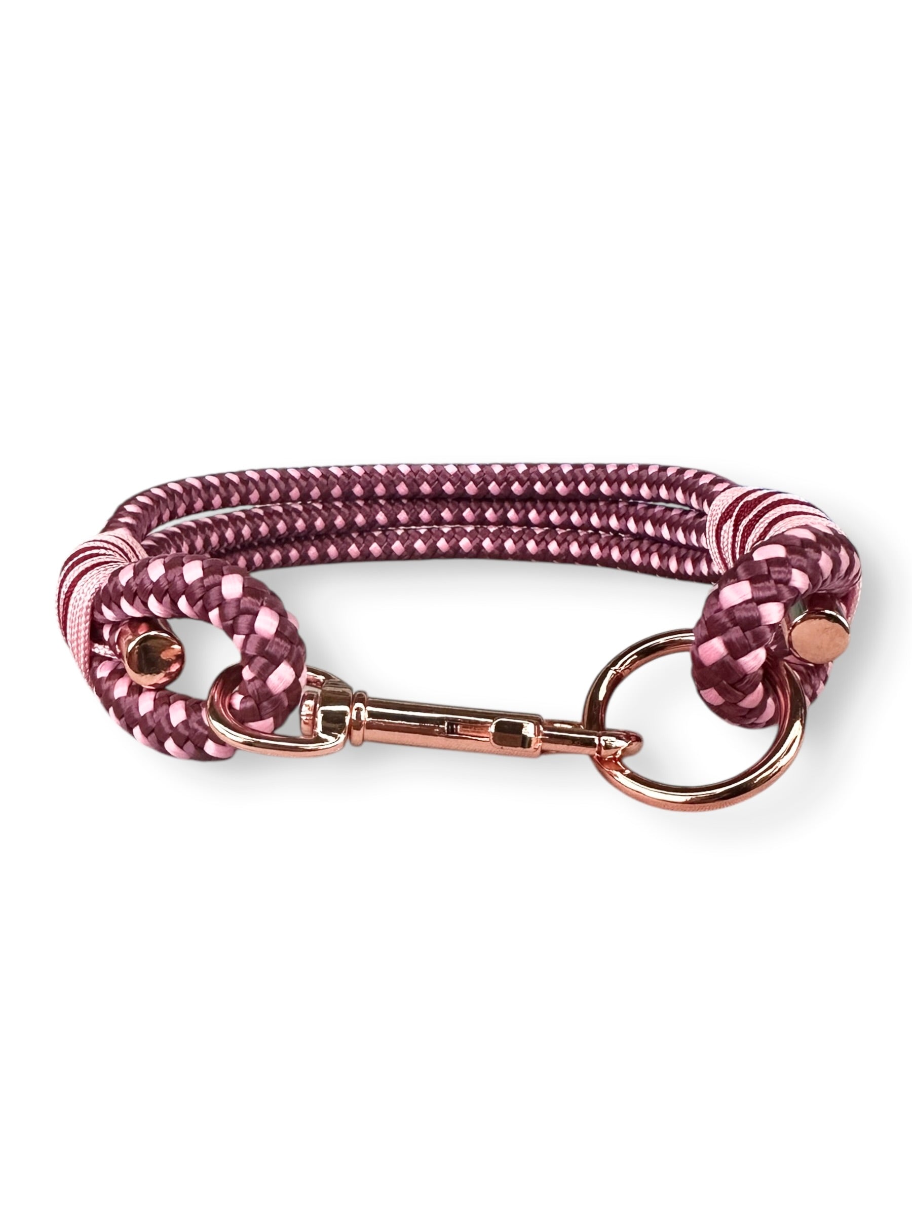 Handgefertigtes Tauhalsband in dotted Aubergine Rosa und Burgundy Rot mit rosefarbenem Karabiner in der Vorderansicht