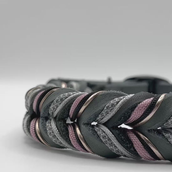 Hundehalsband aus Fettleder in schwarz & Grau mit rosa und Silber Details. Geflochtenes Lederhalsband in verschiedenen Breiten. Anpassbar und personalisierbar für deinen Hund.