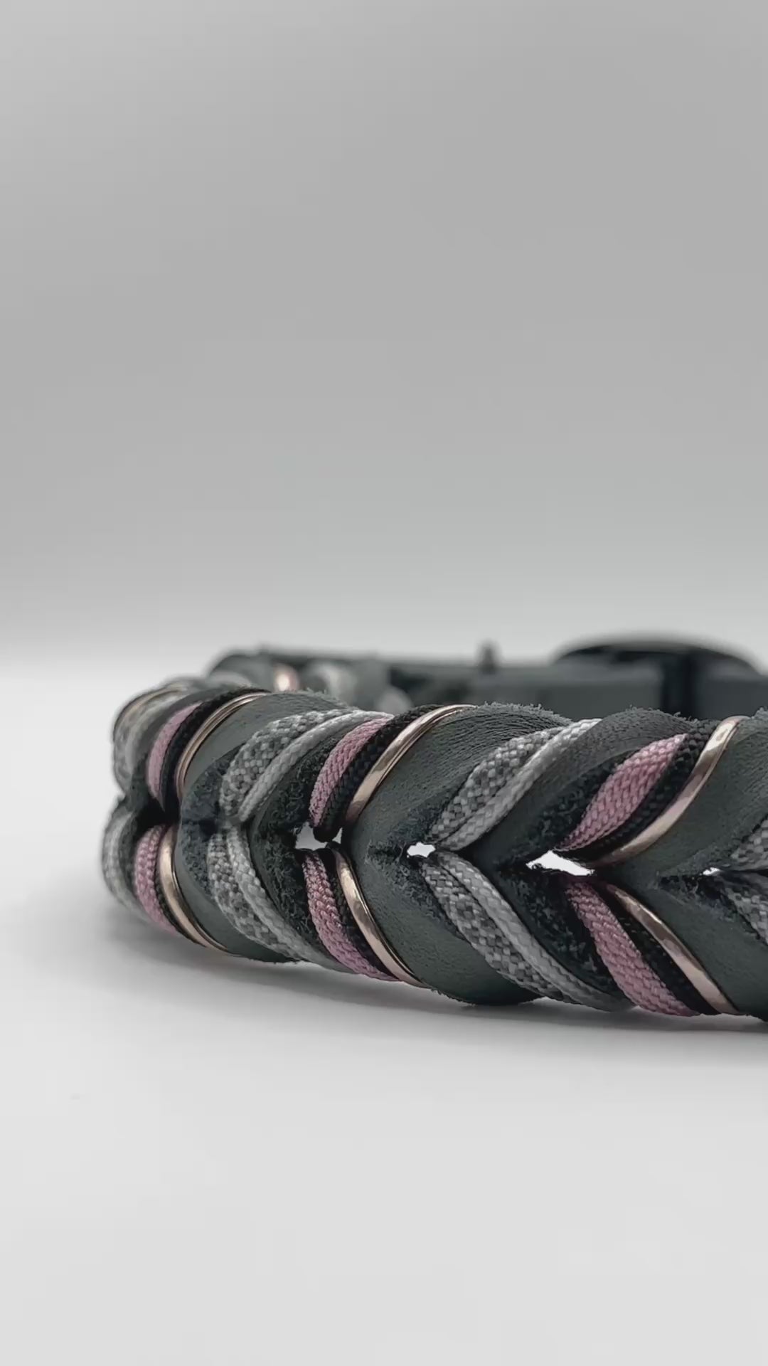 Hundehalsband aus Fettleder in schwarz & Grau mit rosa und Silber Details. Geflochtenes Lederhalsband in verschiedenen Breiten. Anpassbar und personalisierbar für deinen Hund.