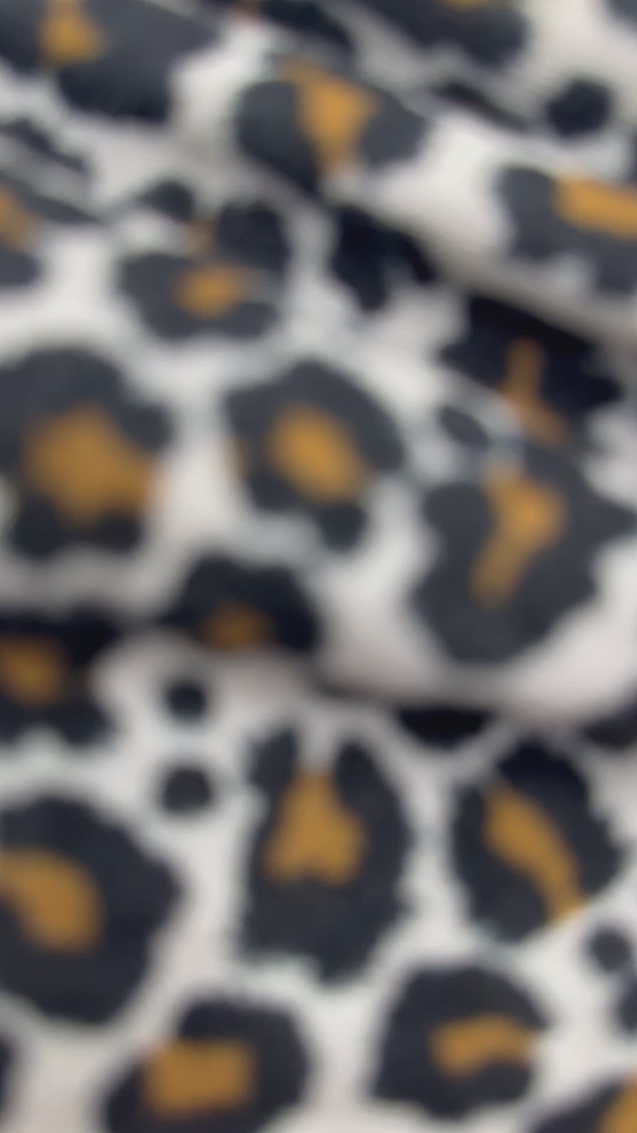 Hundehalstuch aus musselin mit Leoparden Muster. Personalisierbar mit namensstick