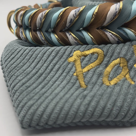 Lederhalsband aus Fettleder in den Farben Blau & Braun mit goldenen und Blumen details. Geeigent für kleine, mittlere und große Hunde, da das Halsband an das gewicht deines Hundes angepasst wird.