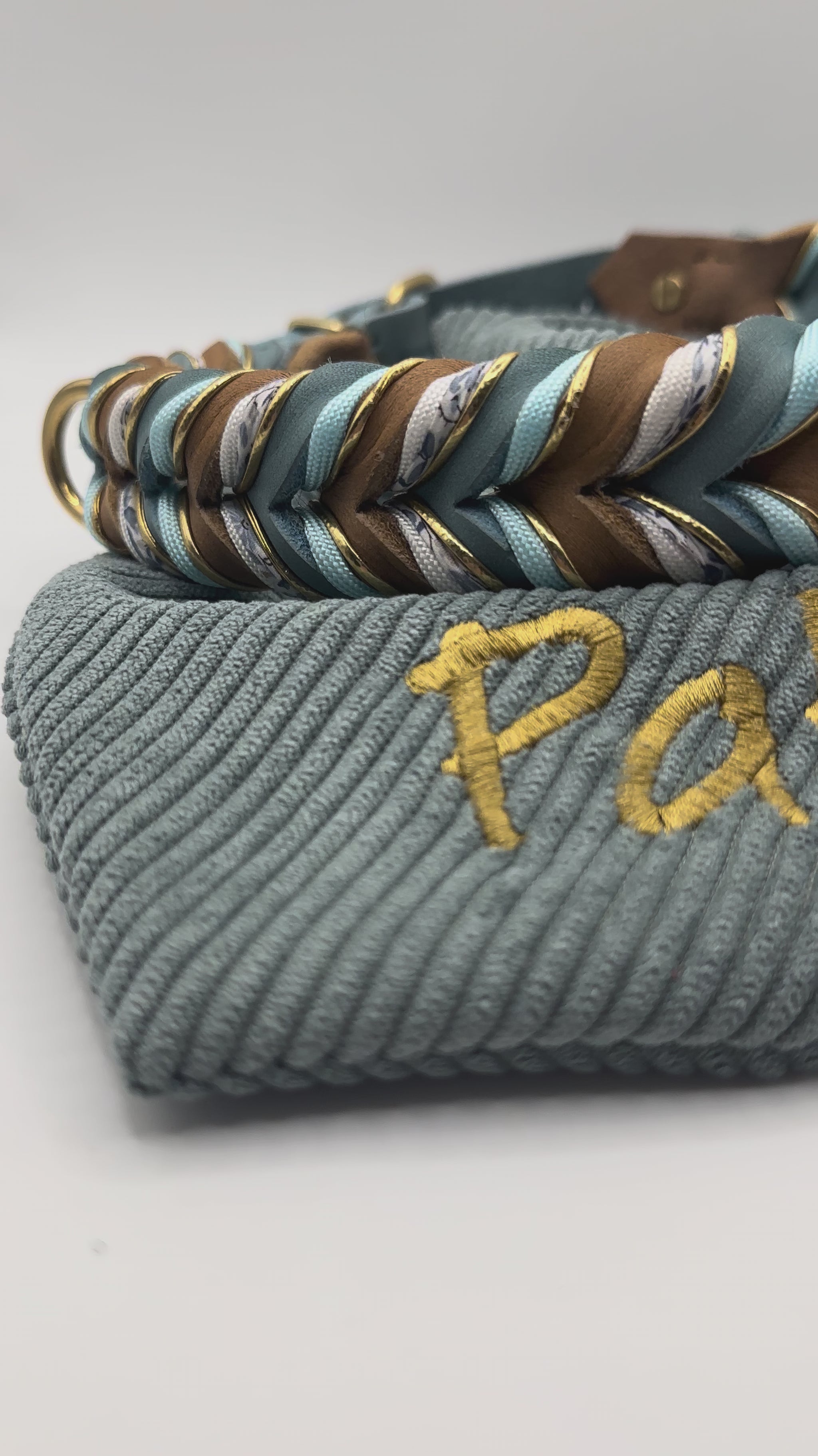 Lederhalsband aus Fettleder in den Farben Blau & Braun mit goldenen und Blumen details. Geeigent für kleine, mittlere und große Hunde, da das Halsband an das gewicht deines Hundes angepasst wird.