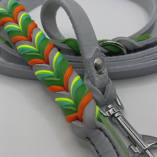 Lederleine aus Fettleder in den Farben Grau und Apfel Grün. Hundeleine aus Leder in verschiedenen Breiten und Längen erhältlich. Karabiner und Breite der Leine anpassbar a das Gewicht deines Hundes, somit ist diese Leine für kleine, mittlere und große Hunde geeigent.