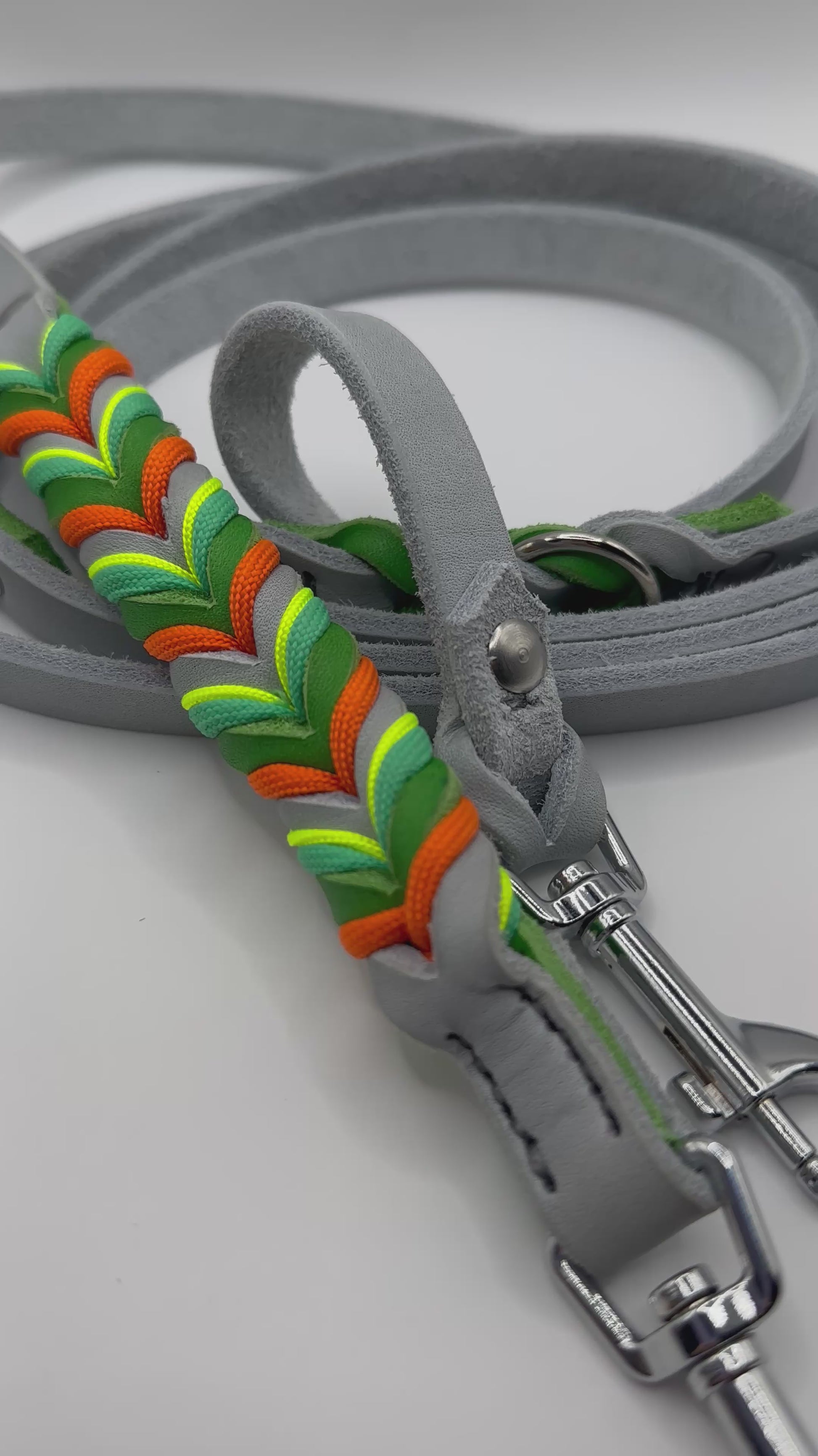 Lederleine aus Fettleder in den Farben Grau und Apfel Grün. Hundeleine aus Leder in verschiedenen Breiten und Längen erhältlich. Karabiner und Breite der Leine anpassbar a das Gewicht deines Hundes, somit ist diese Leine für kleine, mittlere und große Hunde geeigent.