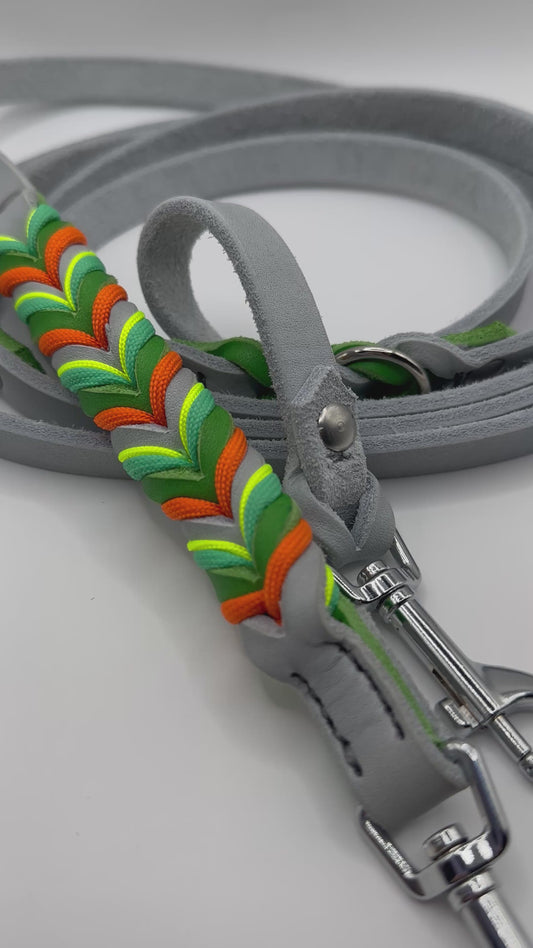 Lederleine aus Fettleder in den Farben Grau und Apfel Grün. Hundeleine aus Leder in verschiedenen Breiten und Längen erhältlich. Karabiner und Breite der Leine anpassbar a das Gewicht deines Hundes, somit ist diese Leine für kleine, mittlere und große Hunde geeigent.