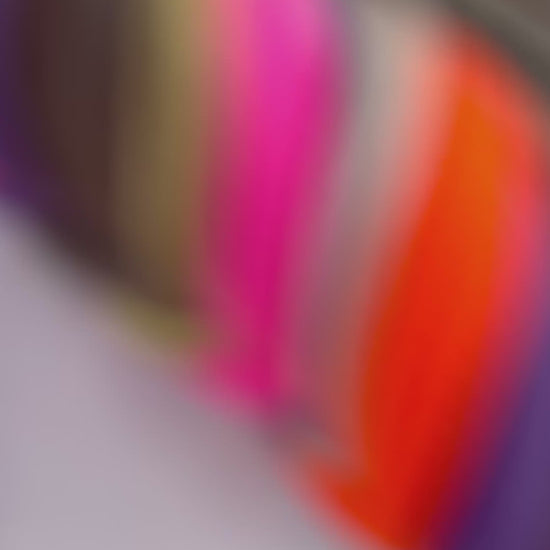 Hundeset aus Fettleder in Braun und Orchidee mit Neon rosa, orange  und lila Details. Lederhalsband und Lederleine Geeigent für kleine, mittlere und große Hunde, da es individuell an deinen Hund angepasst wird. Verschiedene Breiten und Längen personalisierbar.