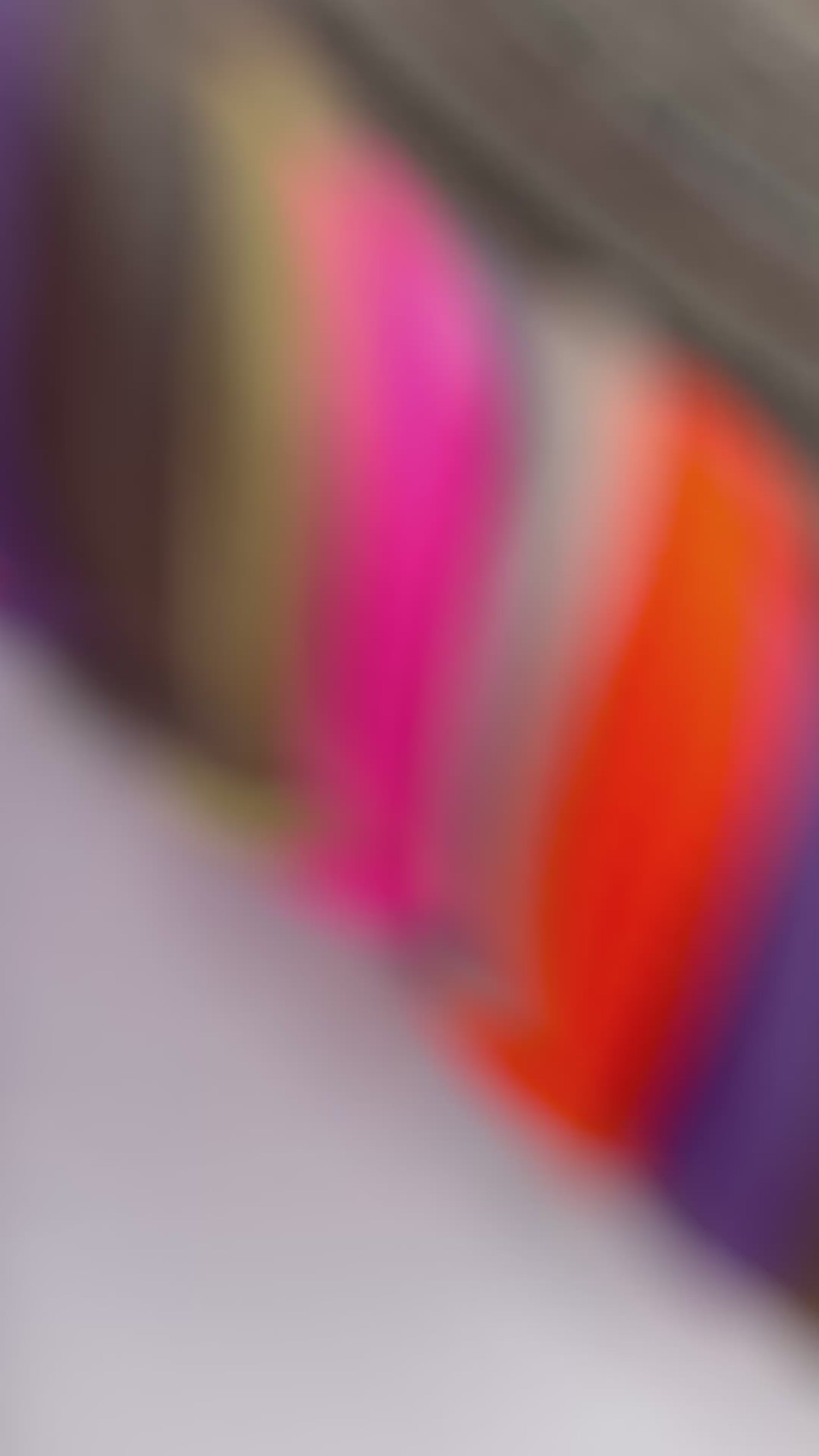 Hundeset aus Fettleder in Braun und Orchidee mit Neon rosa, orange  und lila Details. Lederhalsband und Lederleine Geeigent für kleine, mittlere und große Hunde, da es individuell an deinen Hund angepasst wird. Verschiedene Breiten und Längen personalisierbar.