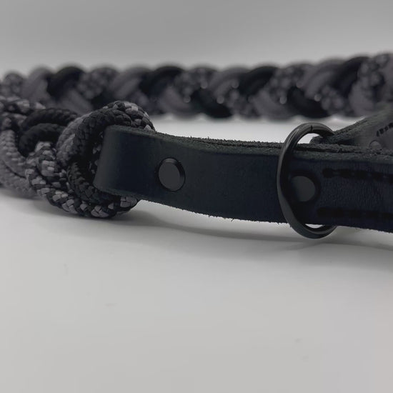 Hundehalsband geflochten aus Tau in grau und schwarz. Tauhalsband aus 6mm starken PPM-Seil geflochten. Mit Zugstopp Verschluss aus schwarzem Leder. 