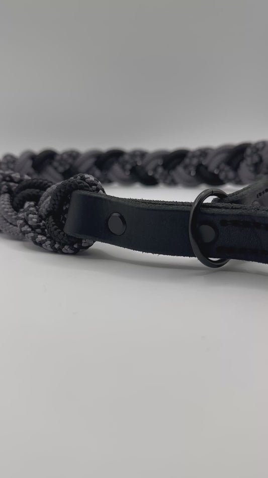 Hundehalsband geflochten aus Tau in grau und schwarz. Tauhalsband aus 6mm starken PPM-Seil geflochten. Mit Zugstopp Verschluss aus schwarzem Leder. 