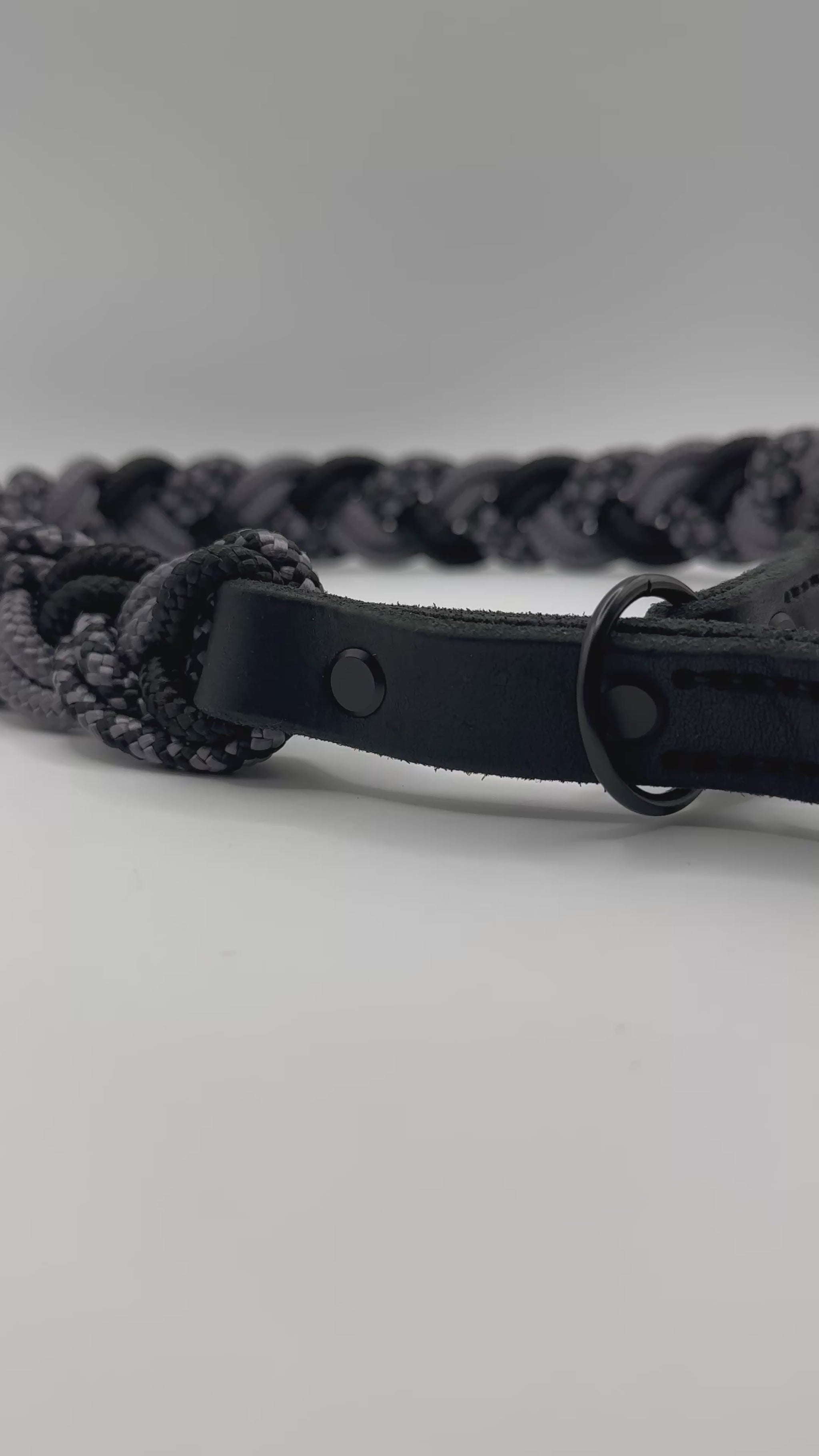 Hundehalsband geflochten aus Tau in grau und schwarz. Tauhalsband aus 6mm starken PPM-Seil geflochten. Mit Zugstopp Verschluss aus schwarzem Leder. 