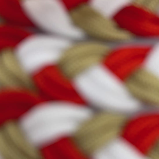 Hundehalsband aus Tau geflochten in den Farben: Poppy Rot, Snow Weiß und Gold. Leder Verschluss zum verstellen.