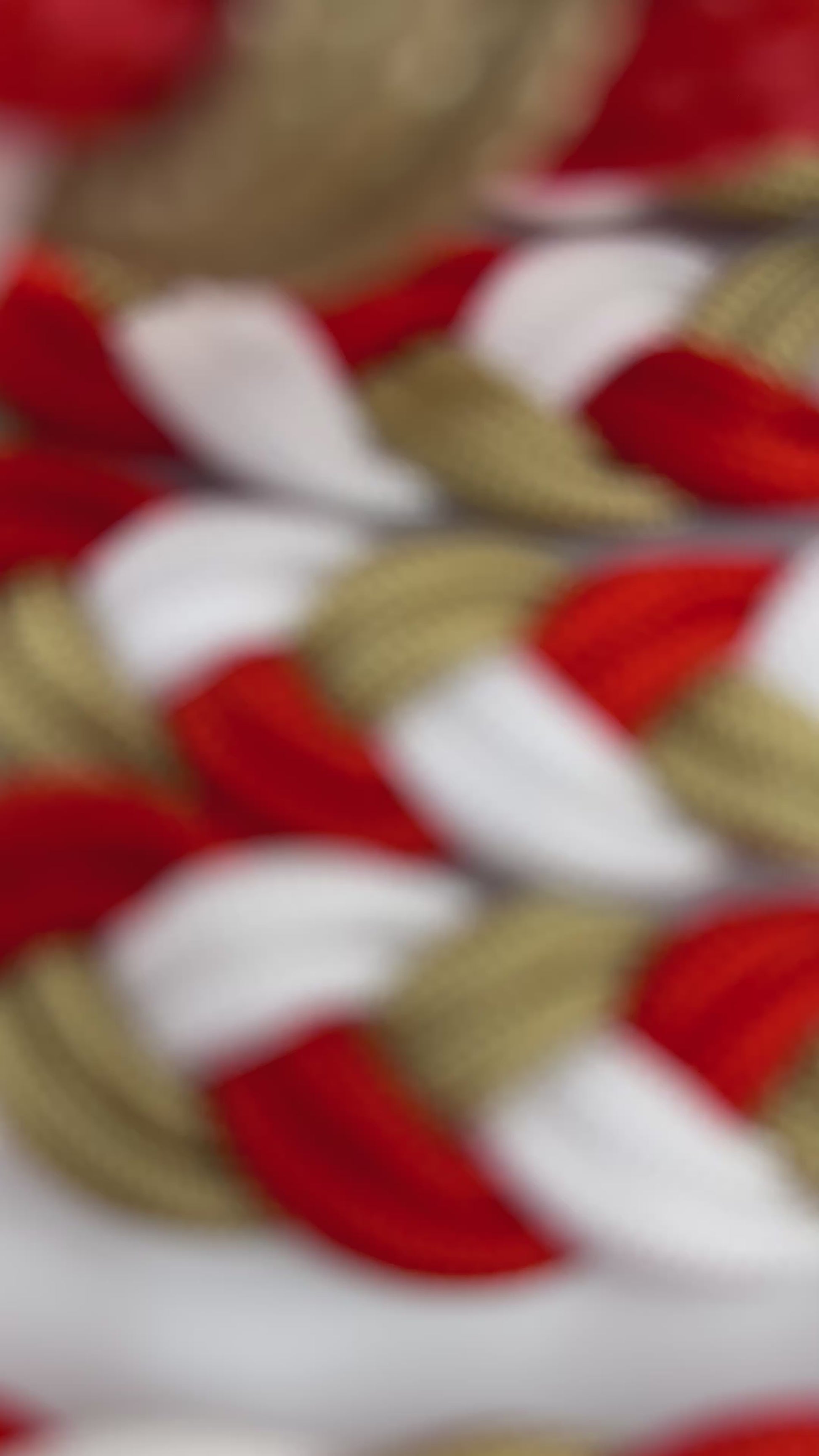 Hundehalsband aus Tau geflochten in den Farben: Poppy Rot, Snow Weiß und Gold. Leder Verschluss zum verstellen.