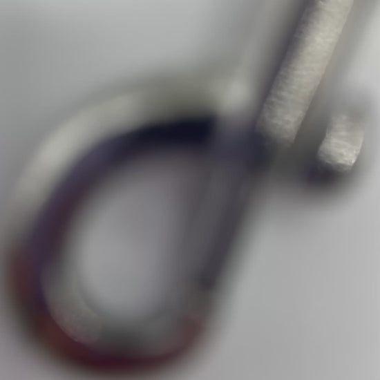 Tauleine in Khaki aus 8mm starken Tau mit Light Khaki Umwickelung. Beschläge, Länge und verstellmöglichkeiten sind anpassbar.