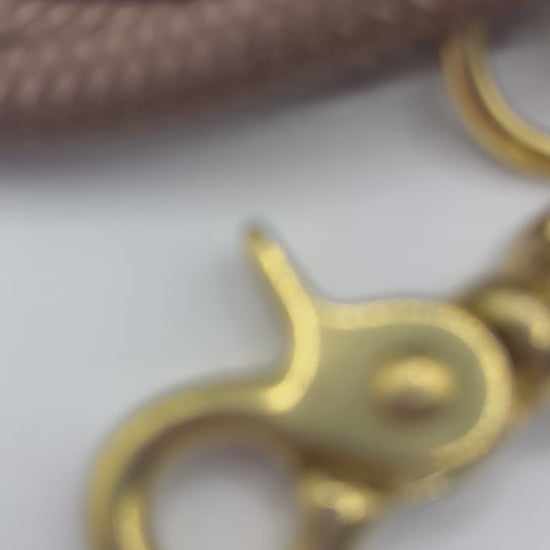 Tauleine aus 8mm starken PPM-Seil in der Farbe Chocolate Braun mit espresso braunen und goldenen Details. Länge und verstellmöglichkeiten wählbar.