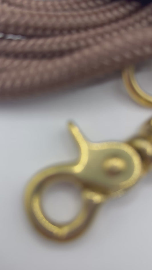 Tauleine aus 8mm starken PPM-Seil in der Farbe Chocolate Braun mit espresso braunen und goldenen Details. Länge und verstellmöglichkeiten wählbar.