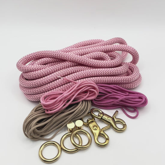 Hundeleine aus Premium Hundeseil in 8mm stärke. Farbe Pastel Pink mit Rose, Mocca und bubble gum Rosa Umwicklung. Beschläge in Gold. Geeigent für alle Hunde, da wir sie an das Gewicht deines Hundes anpassen.