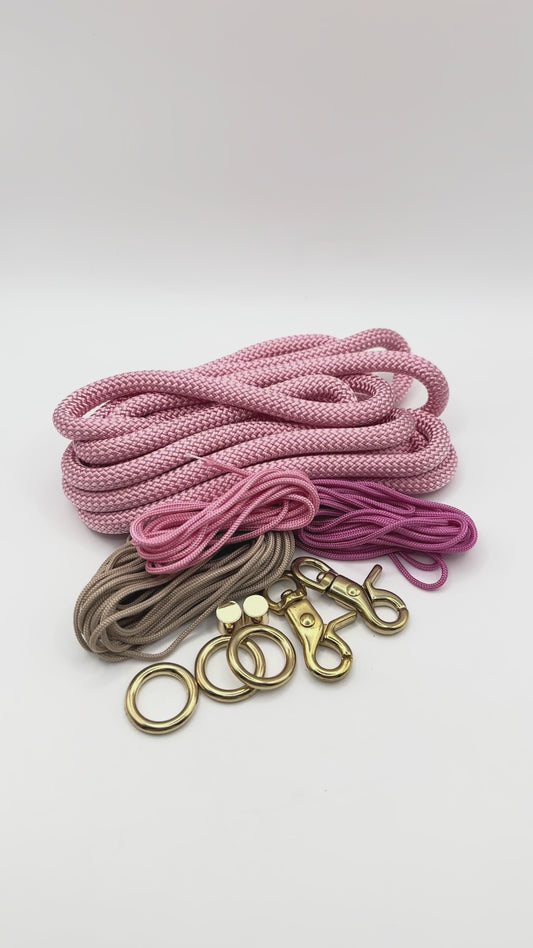 Hundeleine aus Premium Hundeseil in 8mm stärke. Farbe Pastel Pink mit Rose, Mocca und bubble gum Rosa Umwicklung. Beschläge in Gold. Geeigent für alle Hunde, da wir sie an das Gewicht deines Hundes anpassen.