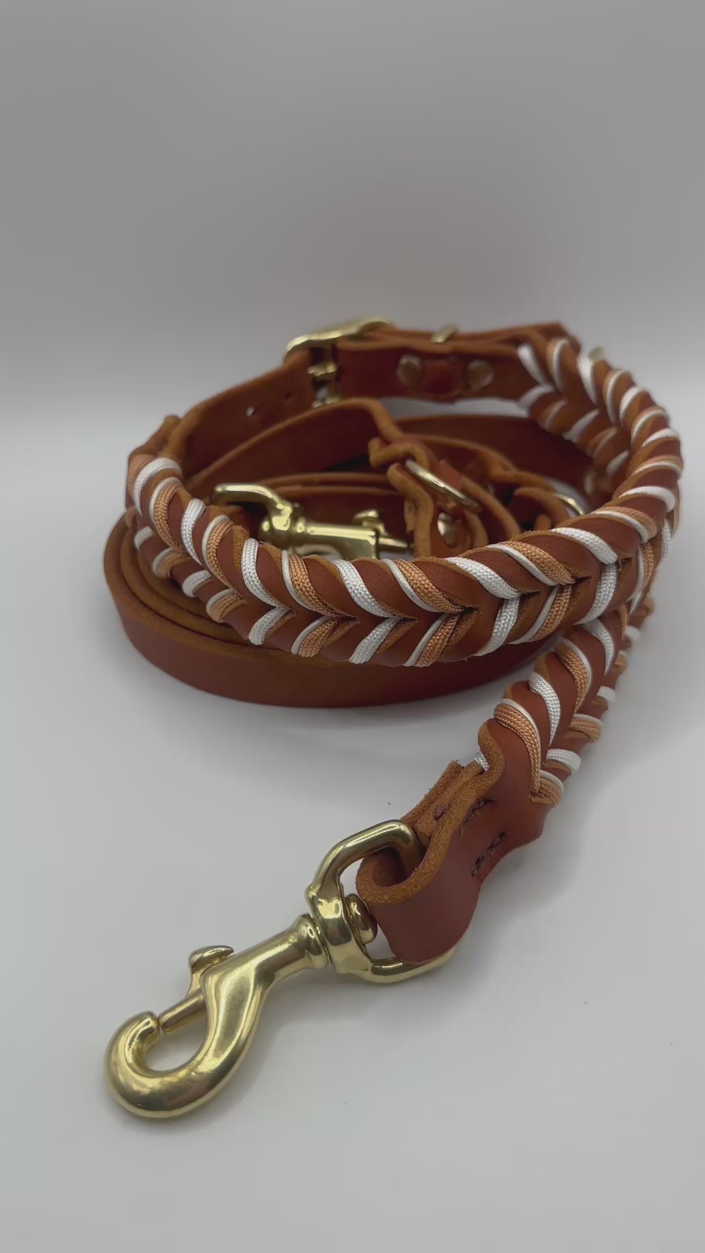 Hundeset aus Fettleder in Braun mit Kupfer und weißen Details. Lederhalsband und Lederleine Geeigent für kleine, mittlere und große Hunde, da es individuell an deinen Hund angepasst wird. Verschiedene Breiten und Längen personalisierbar.