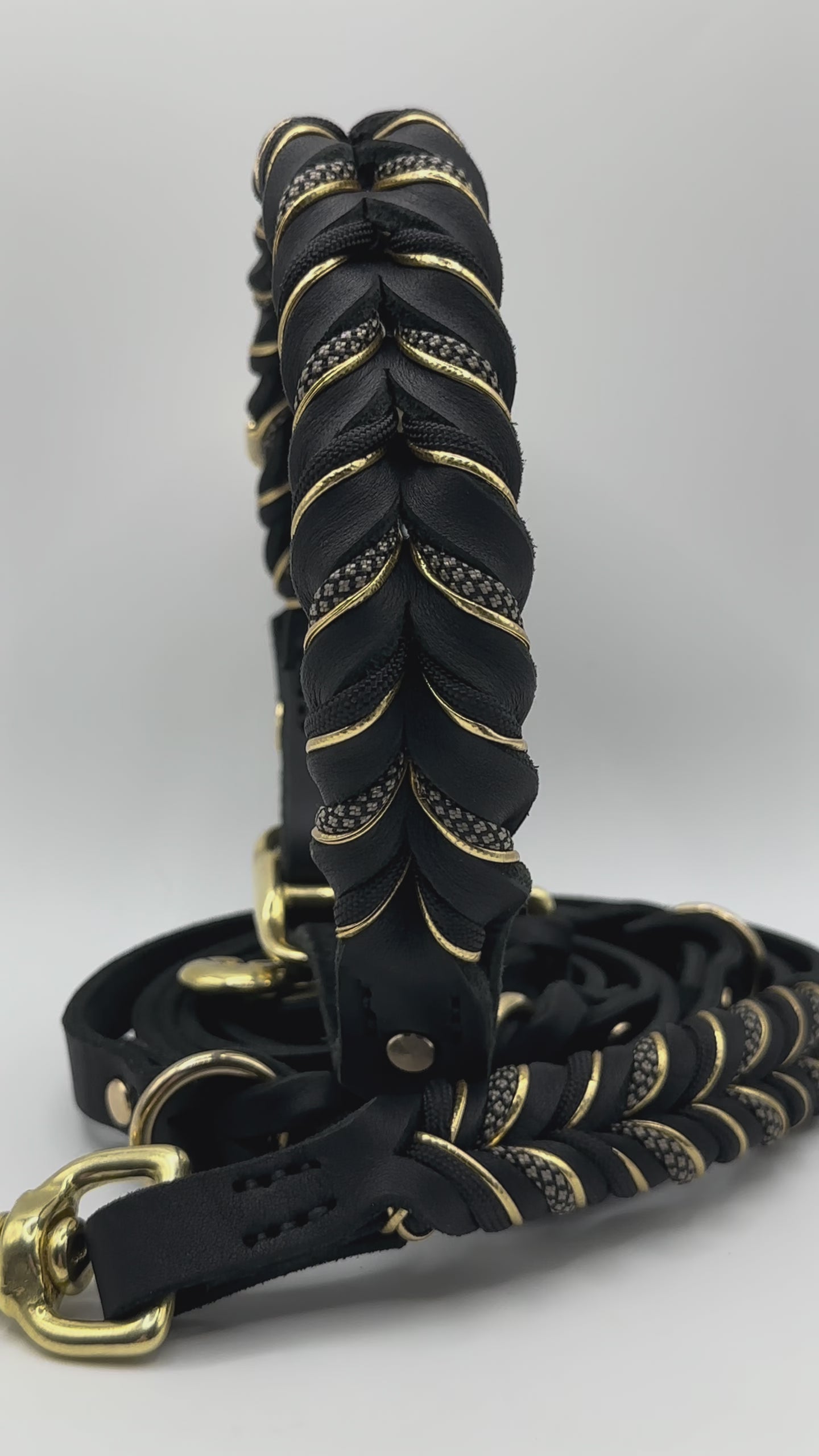 Hundeset aus schwarzem Leder mit goldenen Details. Geeignet für kleine, mittlere und große Hunde, da es an das Gewicht deines Hundes angepasst wird.