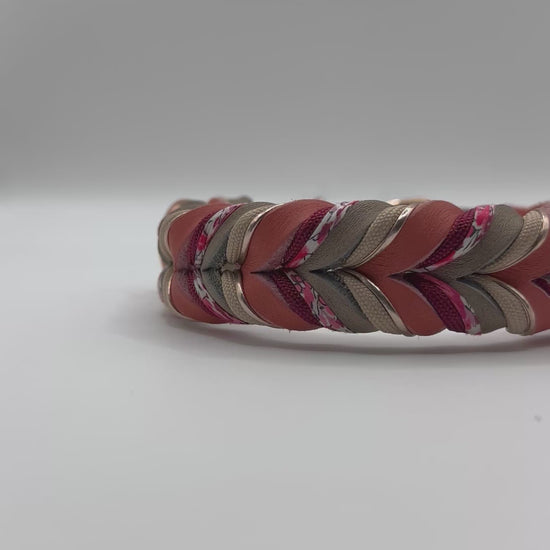 Hundehalsband aus Fettleder in der Farbe Schlamm (Braun) & Altrosa, mit roten, rosé & Blumen Details. Perfektes Frühlingshalsband für deinen Vierbeiner. In verschiedenen Breiten erhältlich.