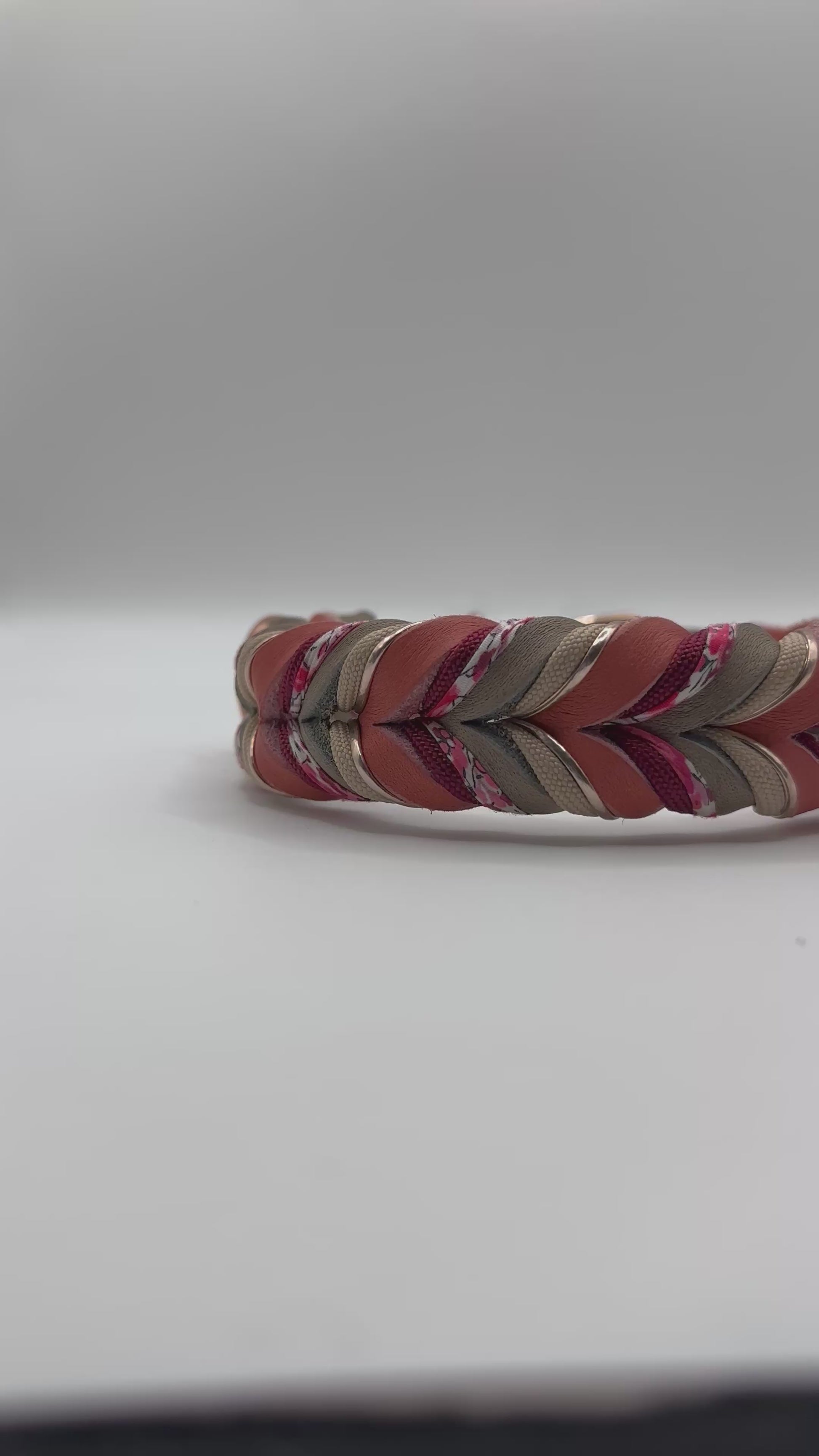 Hundehalsband aus Fettleder in der Farbe Schlamm (Braun) & Altrosa, mit roten, rosé & Blumen Details. Perfektes Frühlingshalsband für deinen Vierbeiner. In verschiedenen Breiten erhältlich.