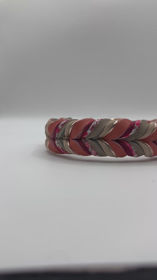 Hundehalsband aus Fettleder in der Farbe Schlamm (Braun) & Altrosa, mit roten, rosé & Blumen Details. Perfektes Frühlingshalsband für deinen Vierbeiner. In verschiedenen Breiten erhältlich.
